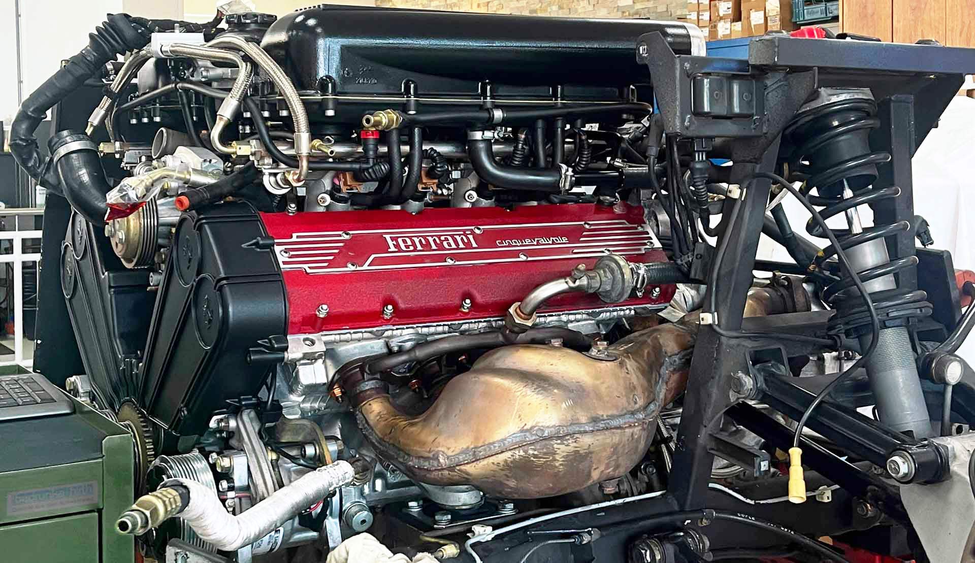 Ferrari Motor in der Werkstatt der Firma FEHR