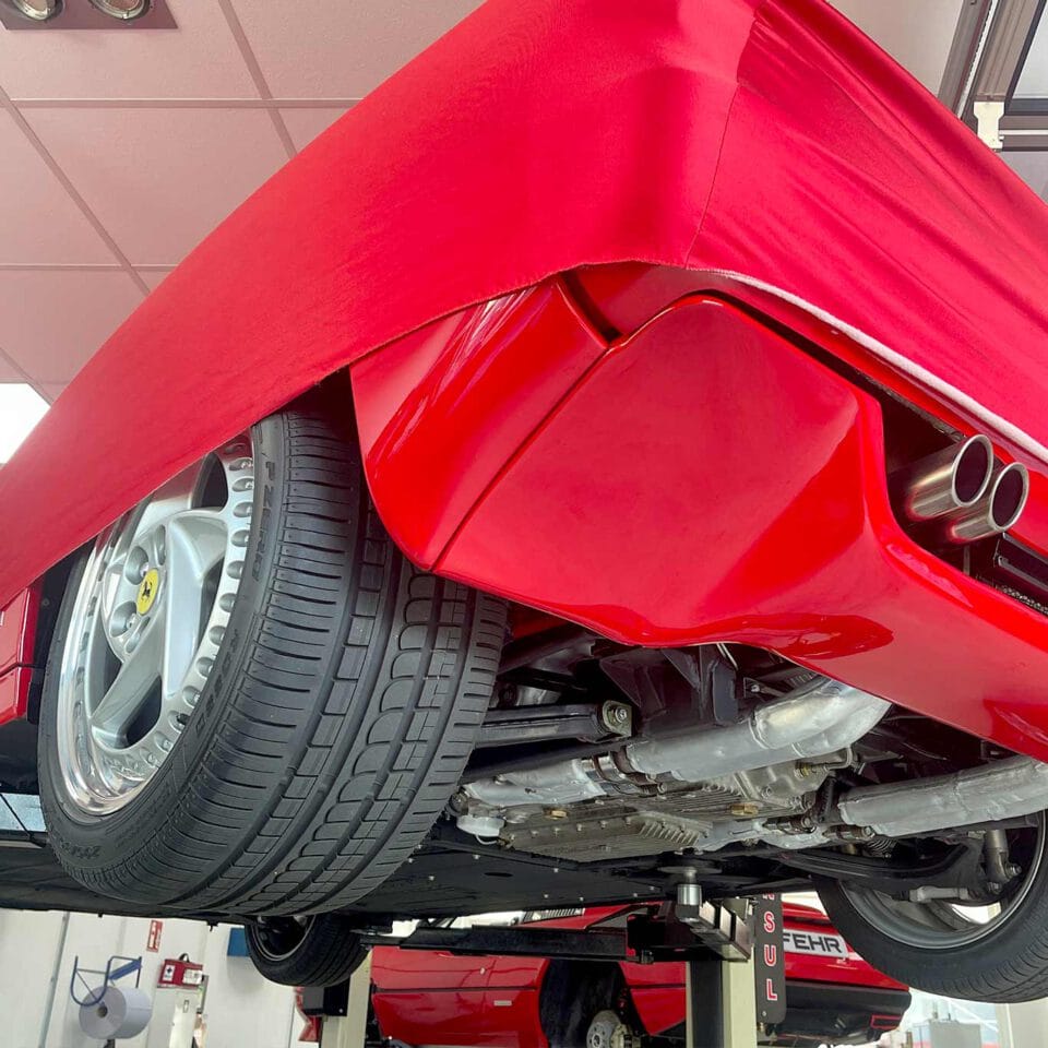 2 Ferrari auf Hebebühnen in der Werkstatt der Firma FEHR in Butzbach